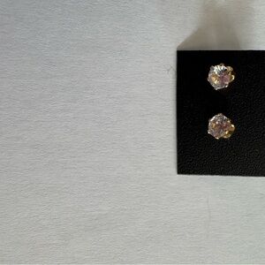 🌸Elegant Gold Stud Earrings